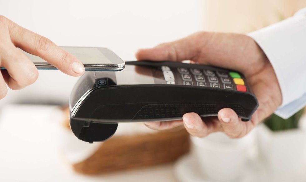 Как занести банковскую карту в телефон, чтобы расплачиваться
